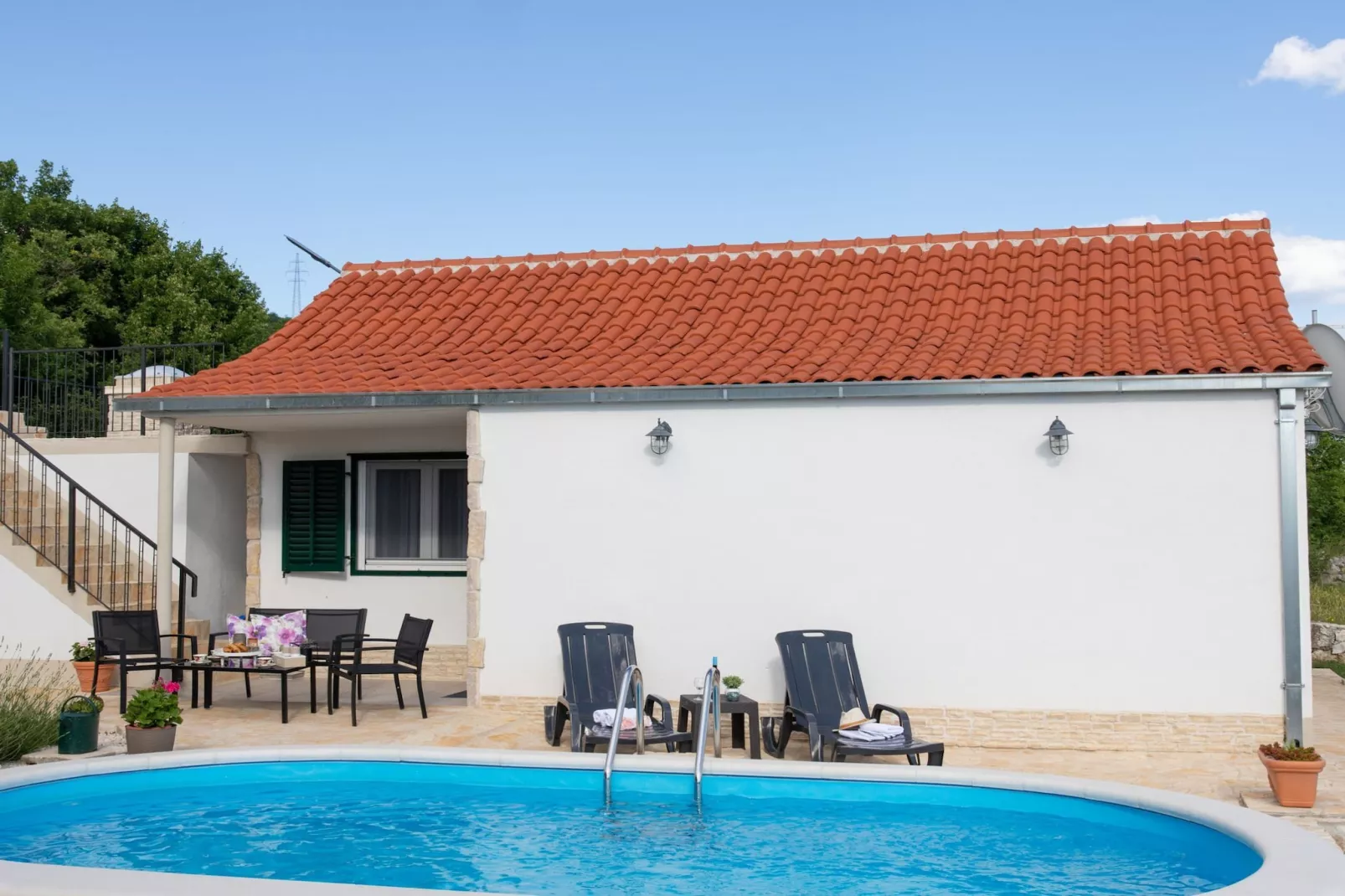 Serene Retreat Holiday Home with Pool - Two Bedroom Holiday Home with Pool - Buitenlucht