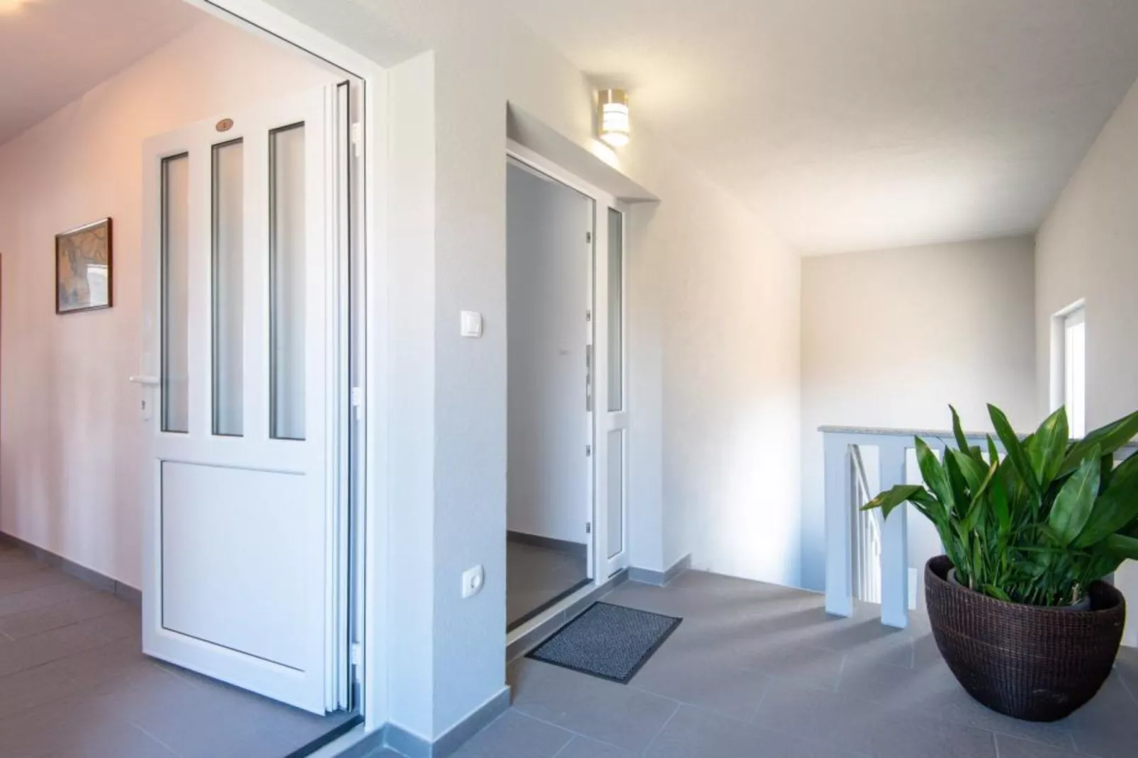 Peaceful Apartments Harfa-One Bedroom Apartment with Balcony and Partial Sea View 1 - Binnen