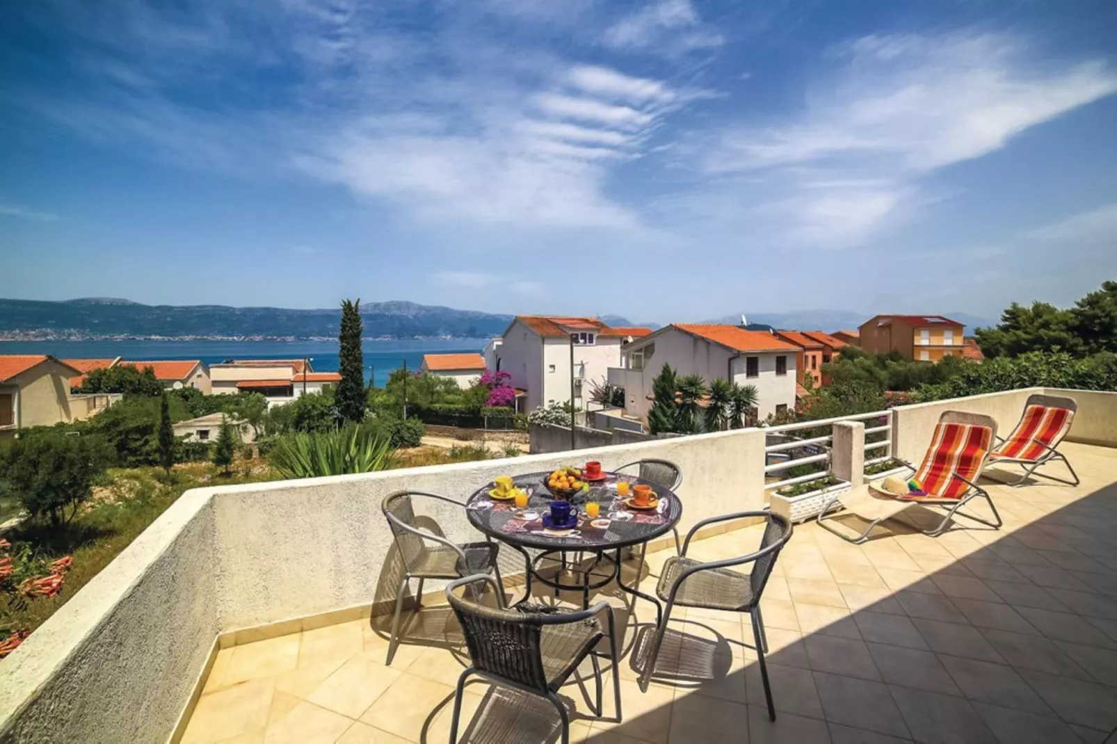 Cozy Beachfront Holiday Home Slatine - Five Bedroom Holiday Home with Terrace and Sea View - Terras