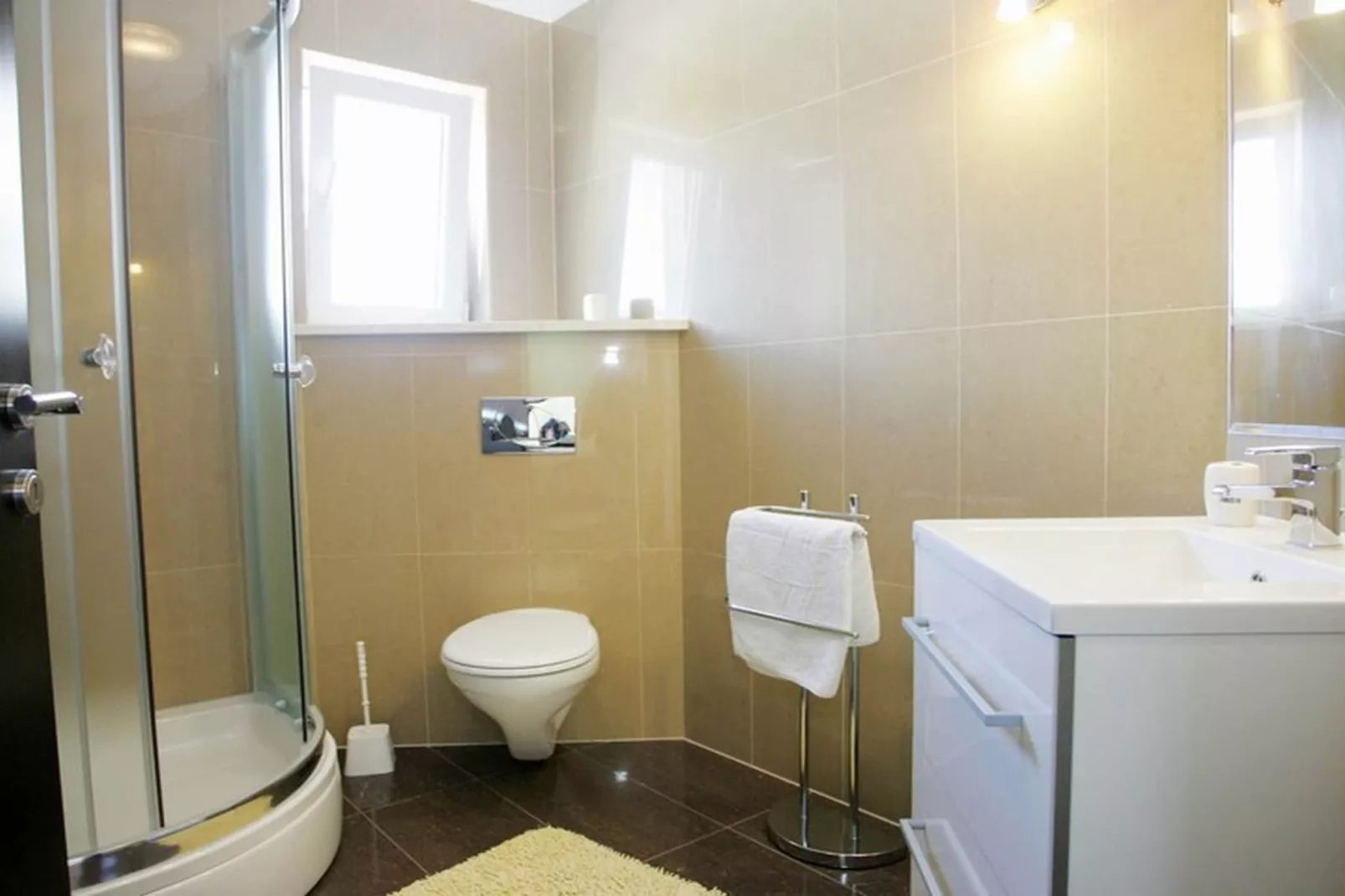 Okrug Gornji Luxurious Escape Villa with Pool - Five Bedroom Villa with Pool - Badkamer