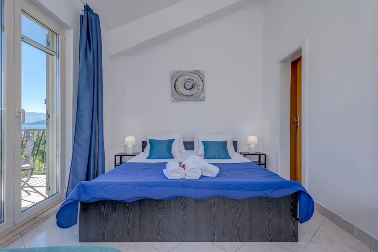 Seaside Getaway Holiday Home with Patio Slatine - Three Bedroom Holiday Home - Slaapkamer