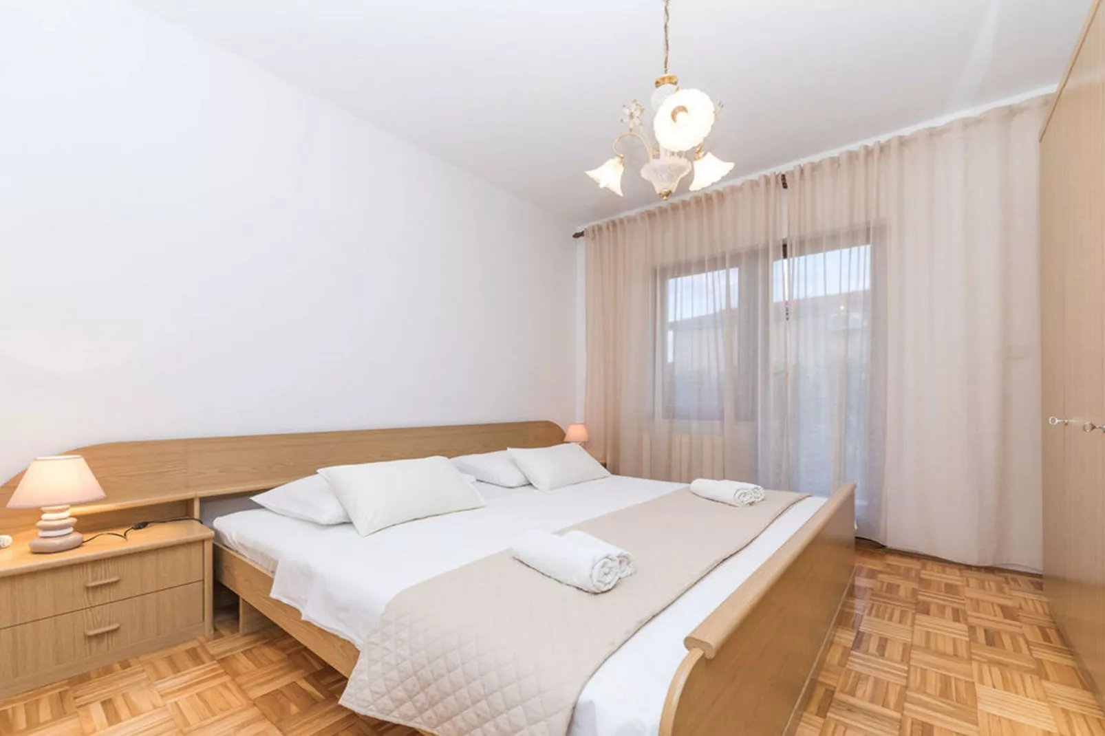 Relaxing Holiday Home with Pool, Fitness Area, and Entertainment Facilities - Six Bedroom Holiday Home - Slaapkamer