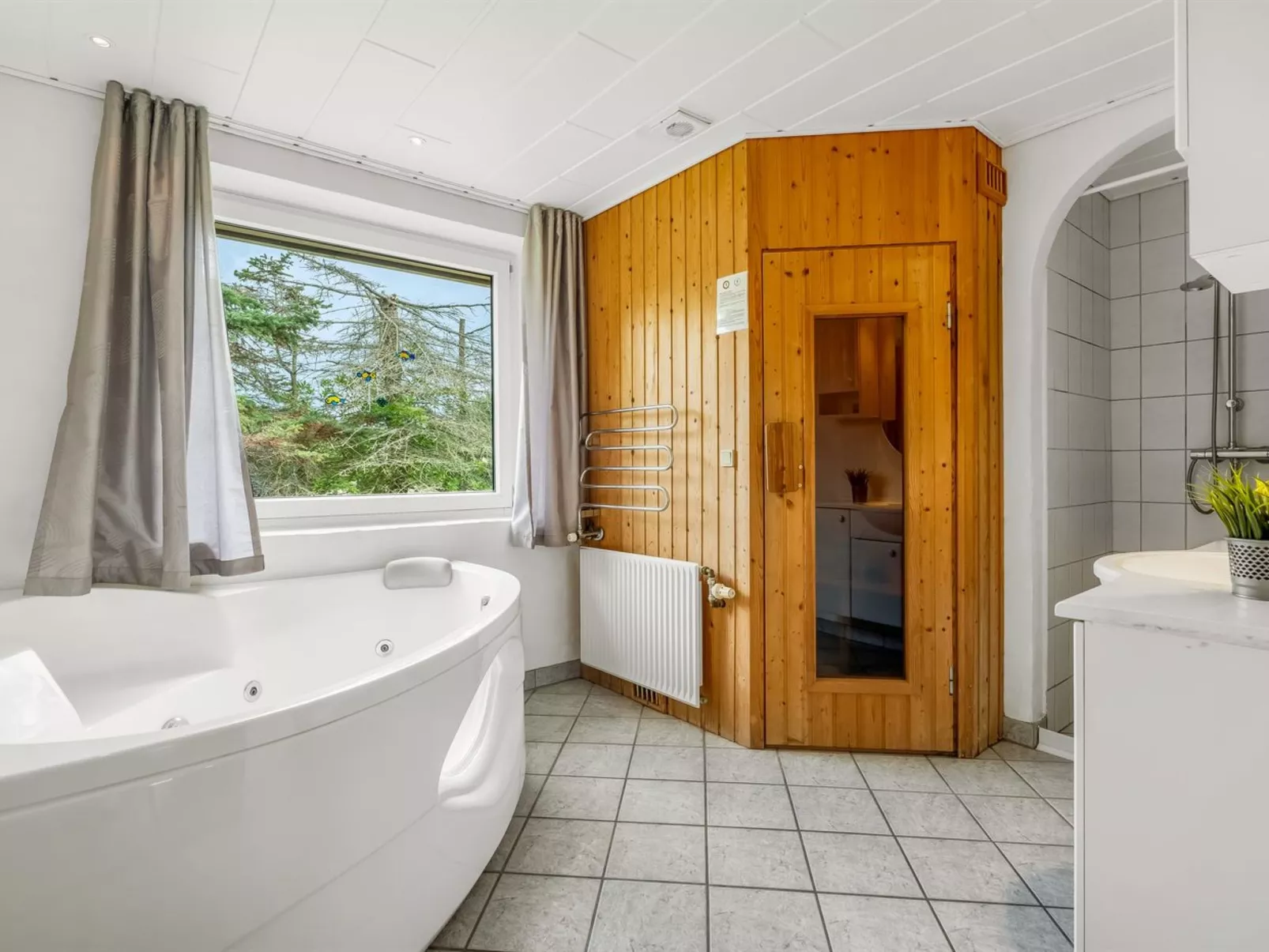 "Ebon" -  from the sea - Binnen