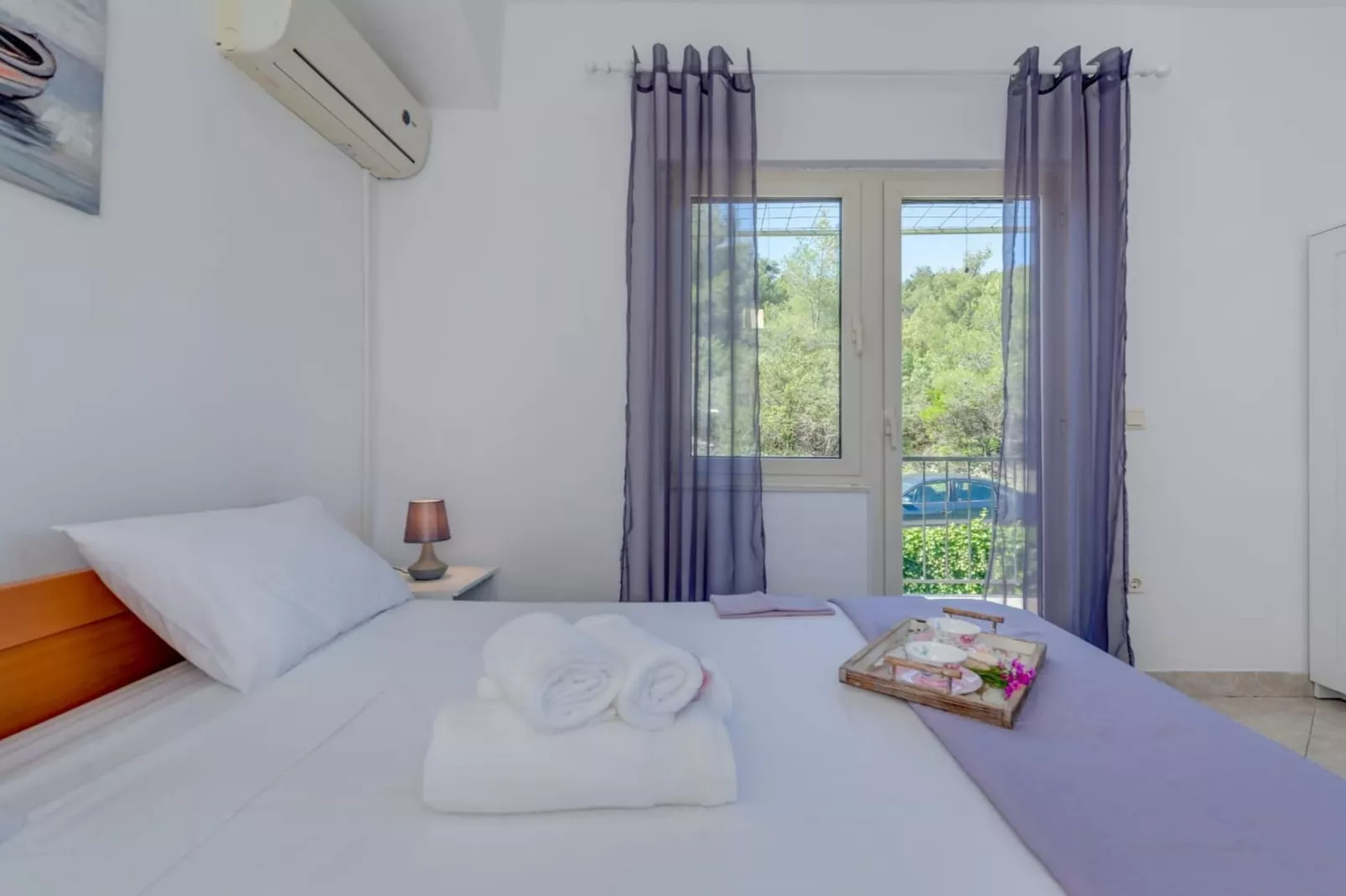 Seaside Getaway Holiday Home with Patio Slatine - Three Bedroom Holiday Home - Slaapkamer