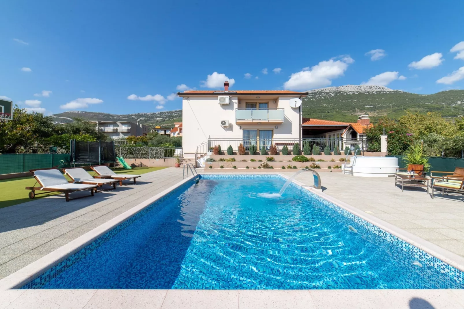 Spacious Holiday Home with Pool and Hot Tub in Kastel Stari - Four Bedroom Holiday Home with Pool - Zwembad
