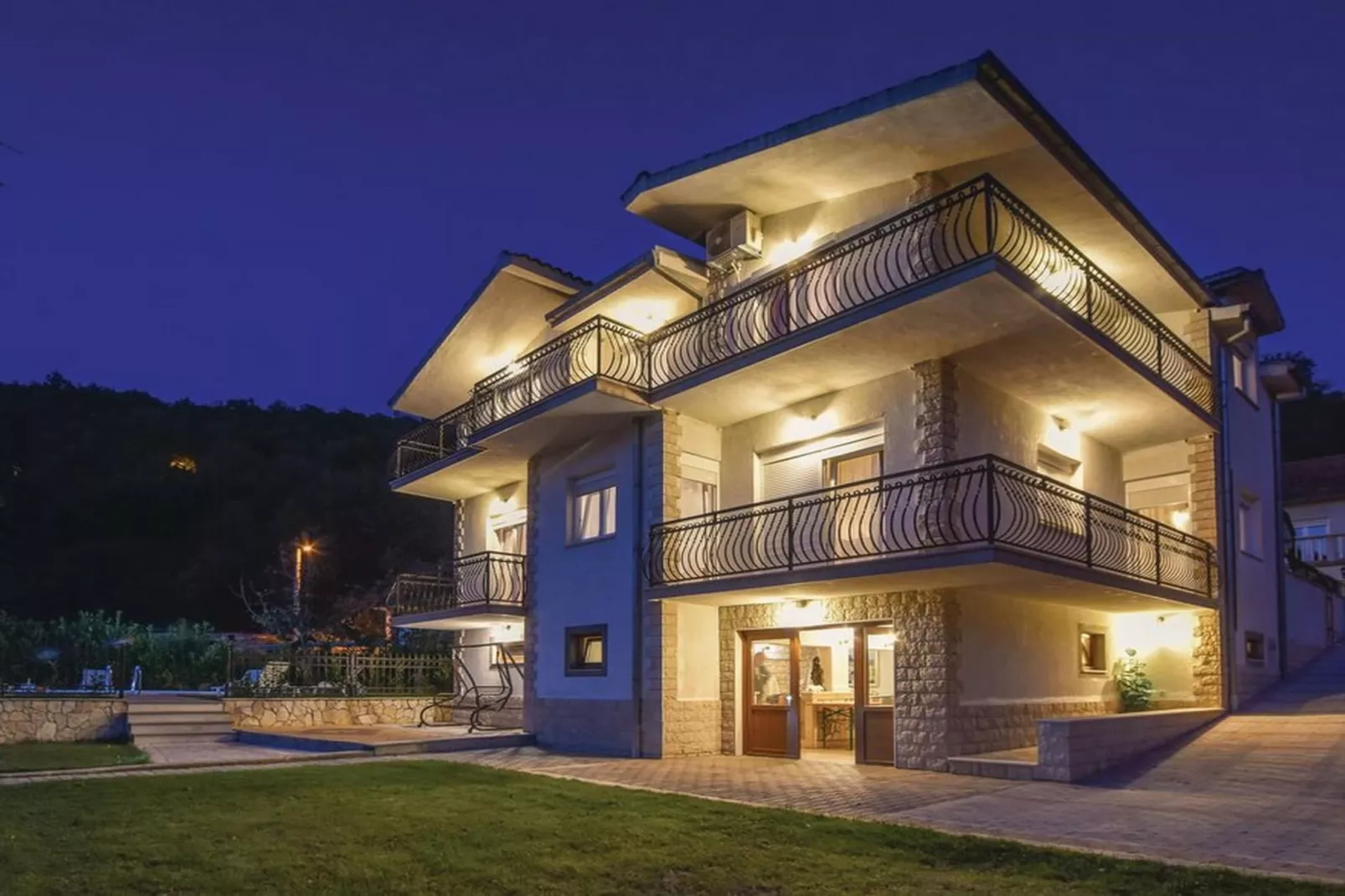 Serene Villa with Pool, BBQ, and Authentic Tavern Surrounded by Nature - Five Bedroom Holiday Home - Buitenlucht