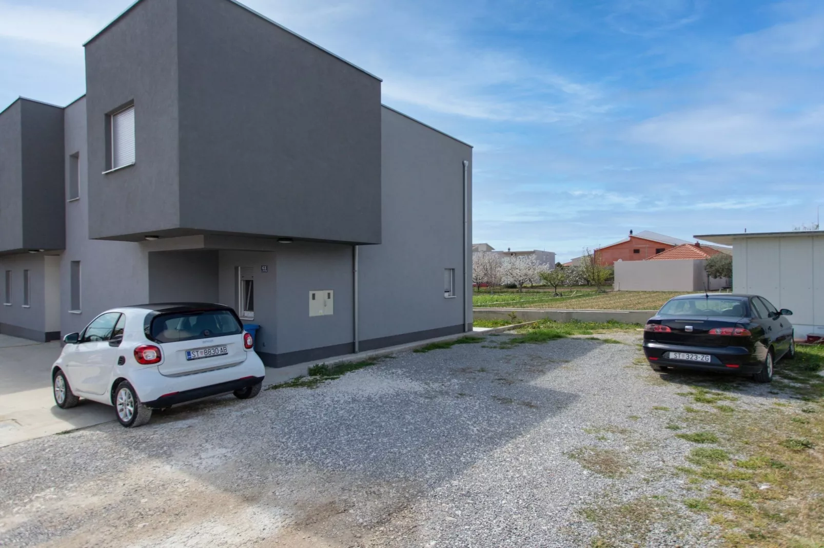 Trendy and Chic Apartment with Terrace and Private Garden - One Bedroom Apartment - Buitenlucht