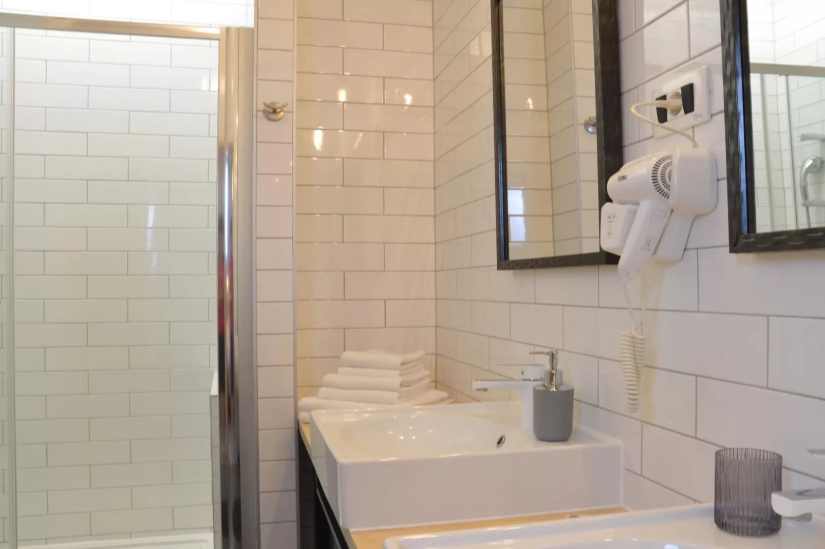 Stylish Apartments with Osijek Near Top Attractions - Comfort Studio Apartment - Maks - Badkamer