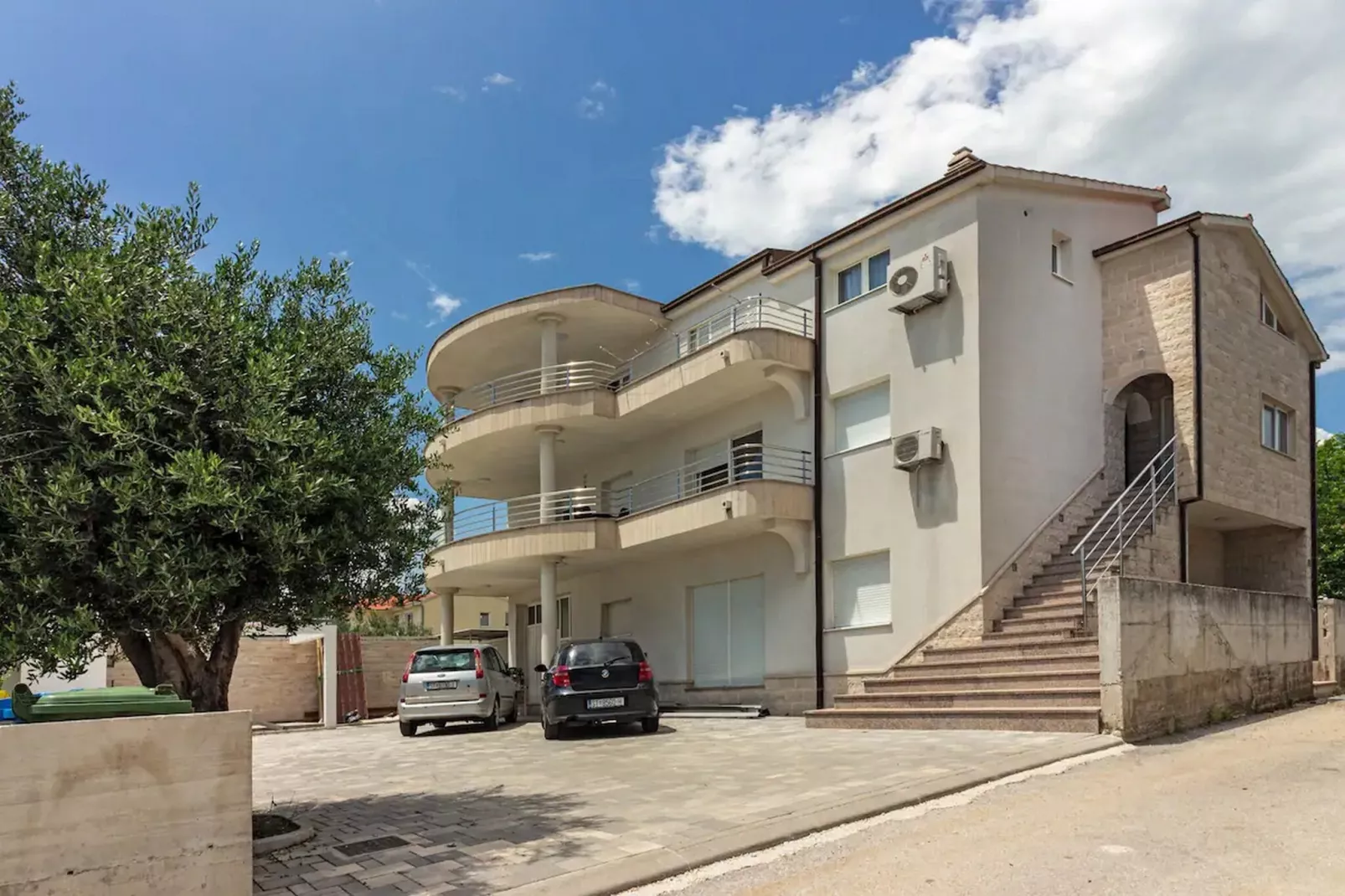 Modern Apartments with Private Balcony - One Bedroom Apartment (Owner S1) - Buitenlucht