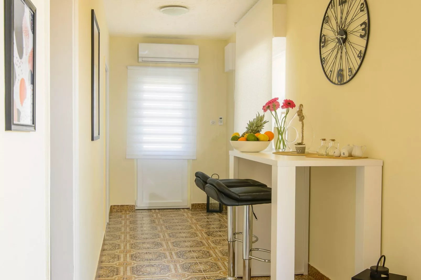 Modern Apartment Near Trogir Beach with Sea View Terrace and Lounge Area - Two Bedroom Apartment - Binnen