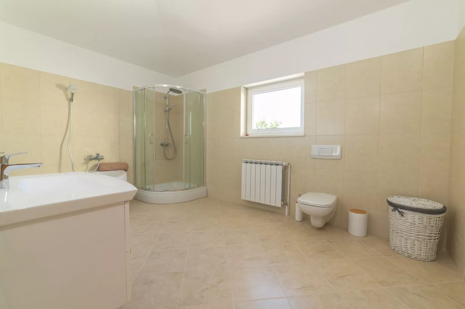 Idyllic Getaway Lovrec Villa with Pool - Five Bedroom Villa with Pool - Badkamer