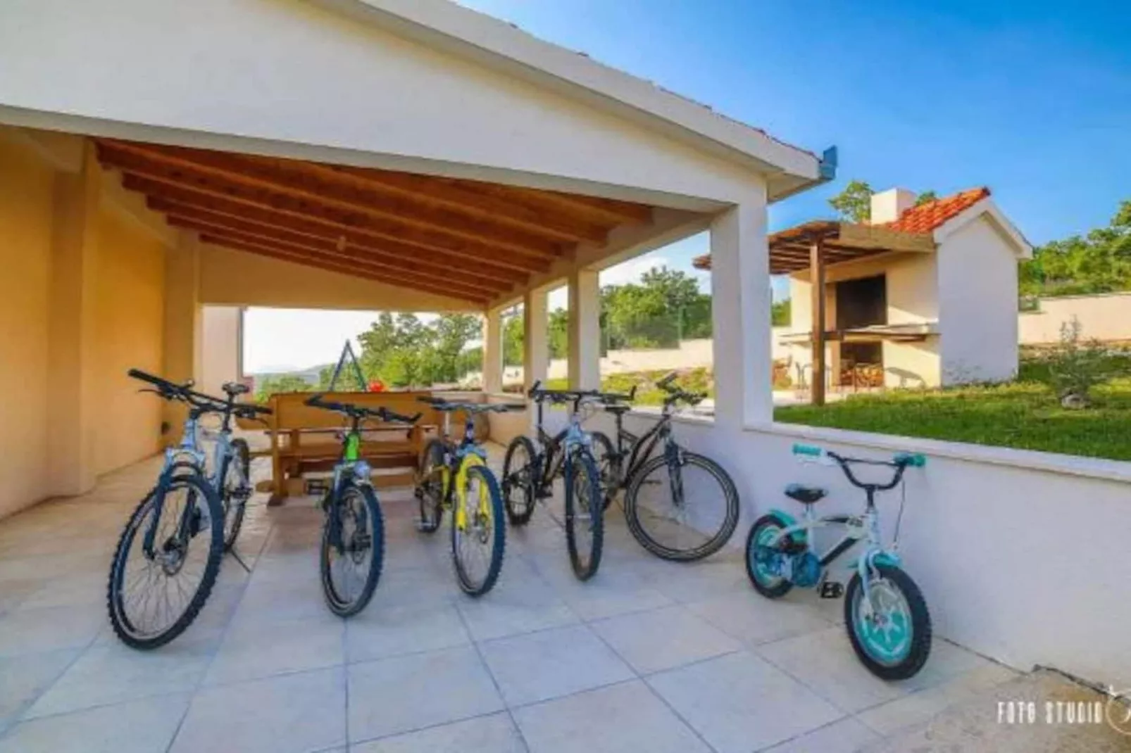 Peaceful Escape with Mountain Views, Heated Pool and Modern Amenities in Radošić - Four Bedroom Villa - Terras