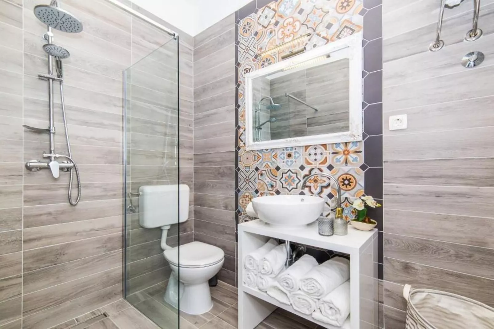 Charming Villa with Outdoor Pool, BBQ, and Sun Deck in Tranquil Kaštela Area - Five bedroom Villa - Badkamer