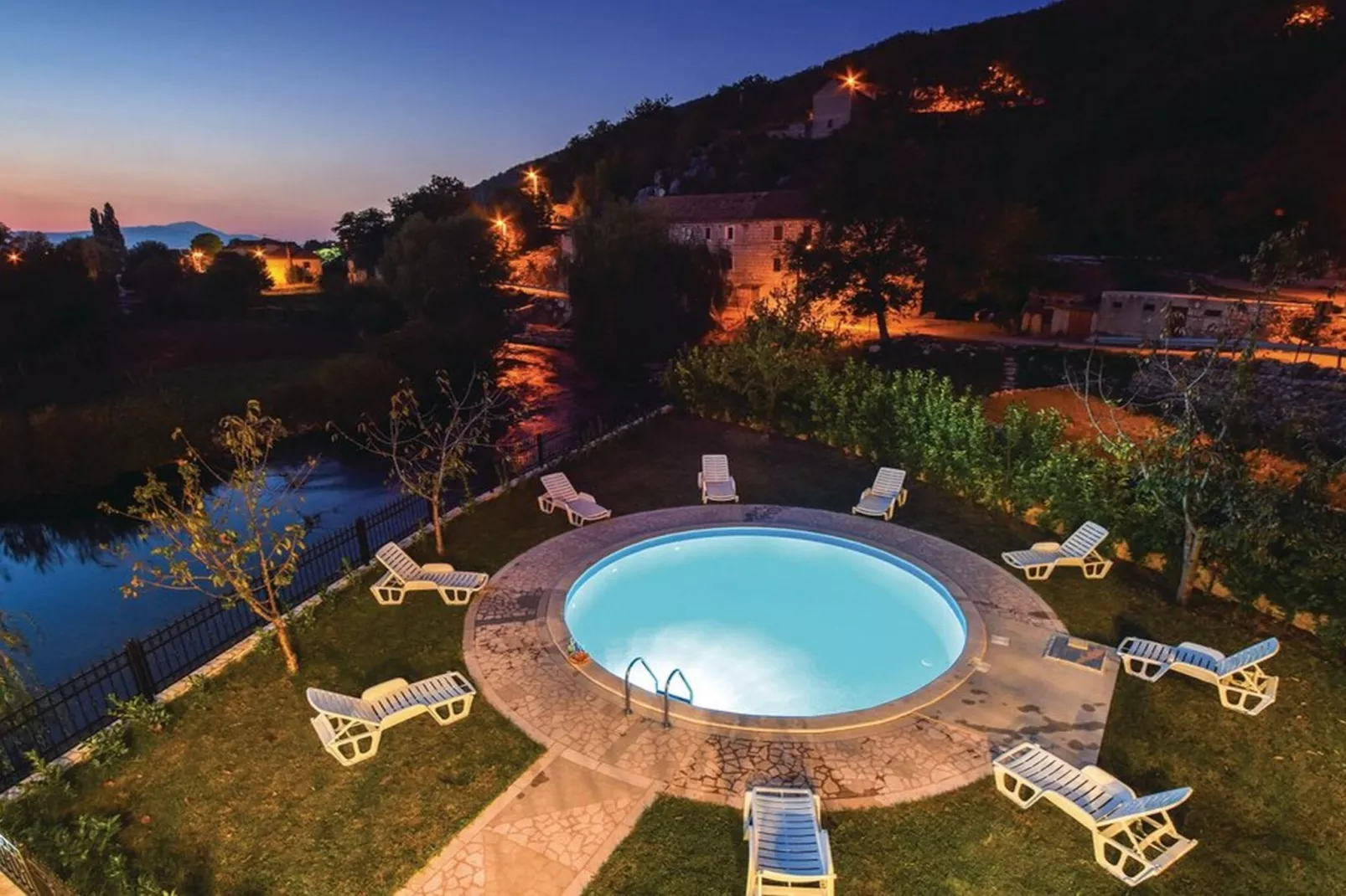Serene Villa with Pool, BBQ, and Authentic Tavern Surrounded by Nature - Five Bedroom Holiday Home - Uitzicht