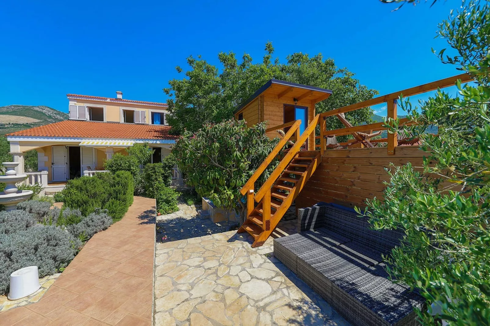 Picturesque Escape Holiday Home with Pool and Sauna - Four Bedroom Holiday Home with Sauna and Pool - Buitenlucht