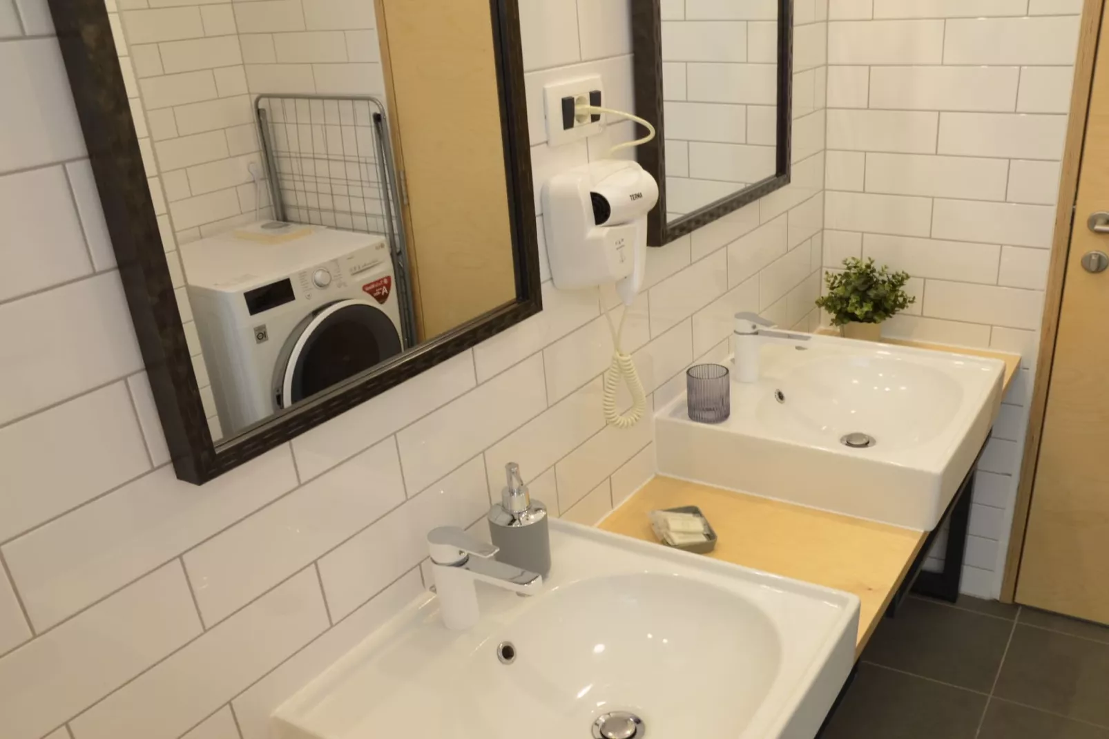 Stylish Apartments with Osijek Near Top Attractions - Comfort Studio Apartment - Maks - Badkamer