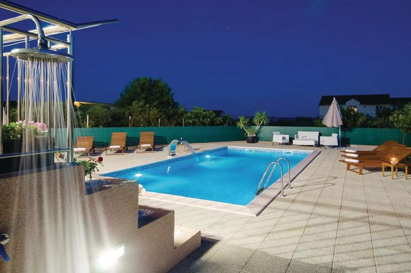 Spacious Holiday Home with Pool and Hot Tub in Kastel Stari - Four Bedroom Holiday Home with Pool - Zwembad