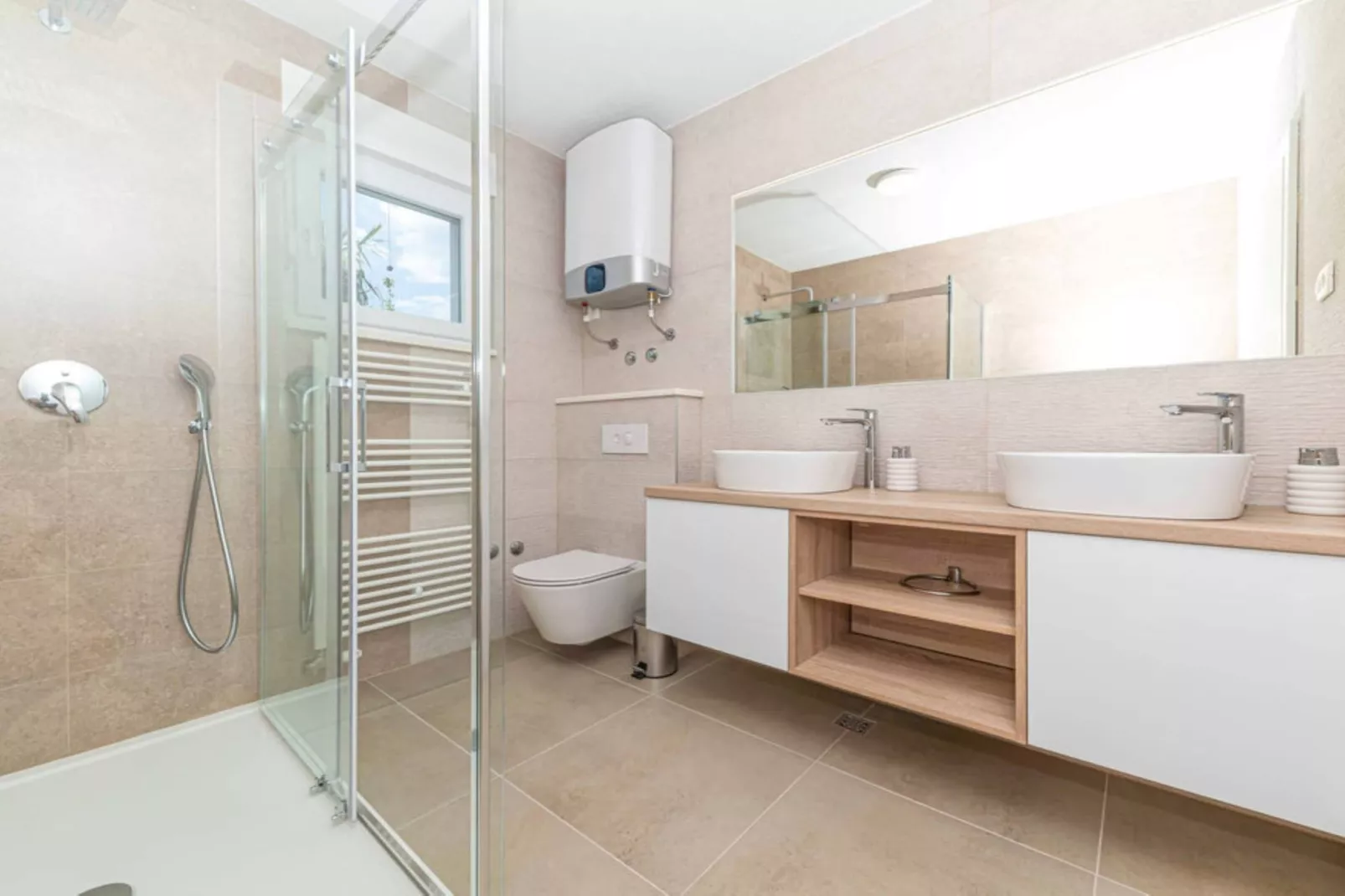 Expansive Retreat with Private Pool & BBQ, Near the Beach - Six Bedroom Villa - Badkamer