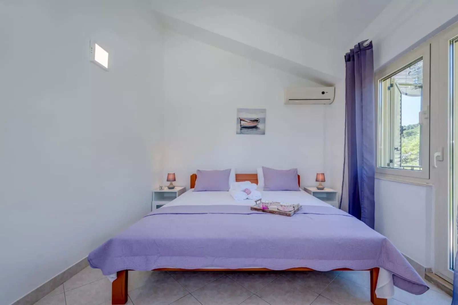 Seaside Getaway Holiday Home with Patio Slatine - Three Bedroom Holiday Home - Slaapkamer