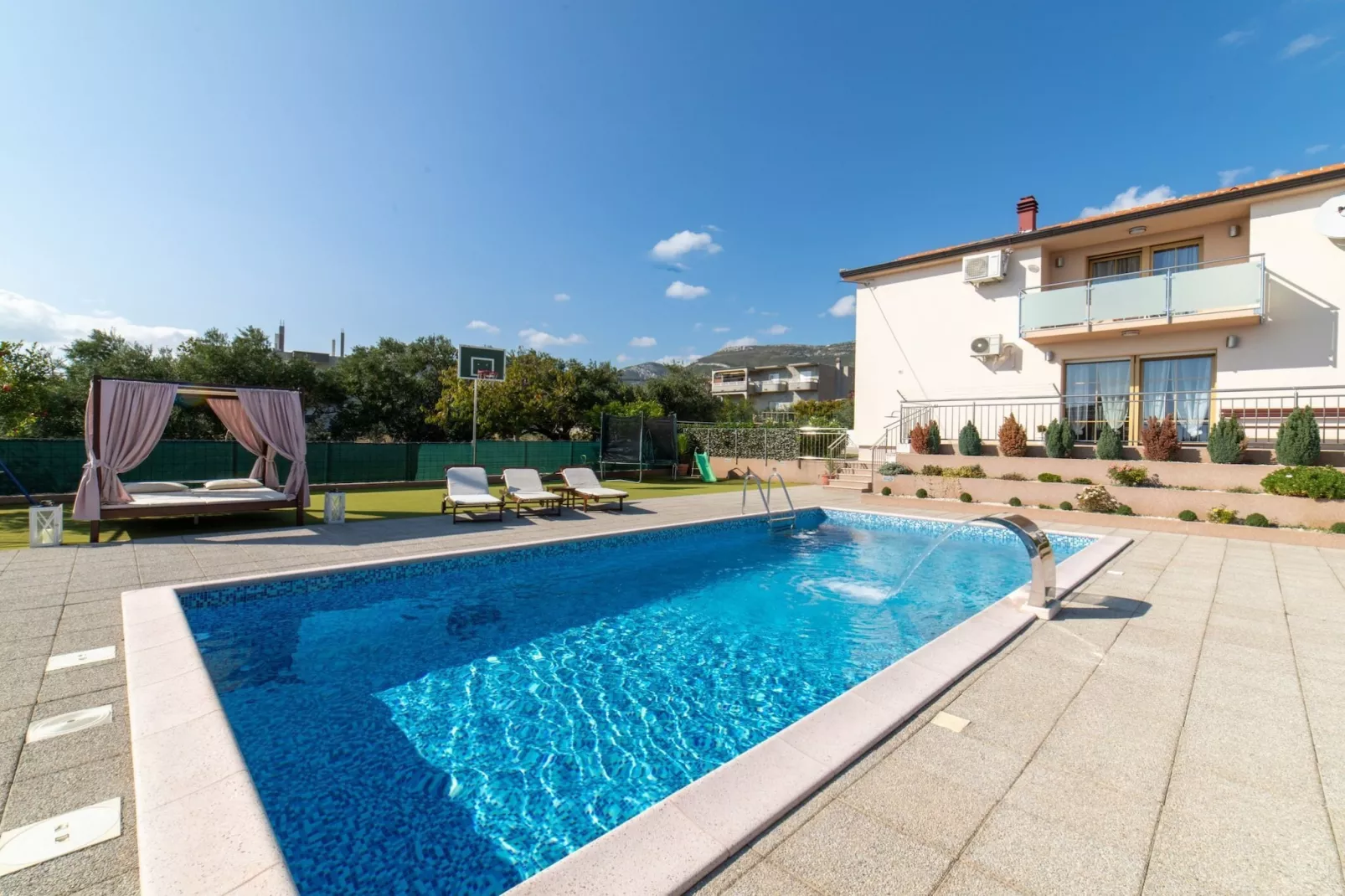 Spacious Holiday Home with Pool and Hot Tub in Kastel Stari - Four Bedroom Holiday Home with Pool - Zwembad
