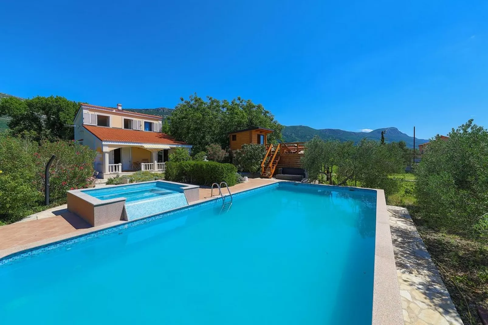 Picturesque Escape Holiday Home with Pool and Sauna - Four Bedroom Holiday Home with Sauna and Pool - Zwembad