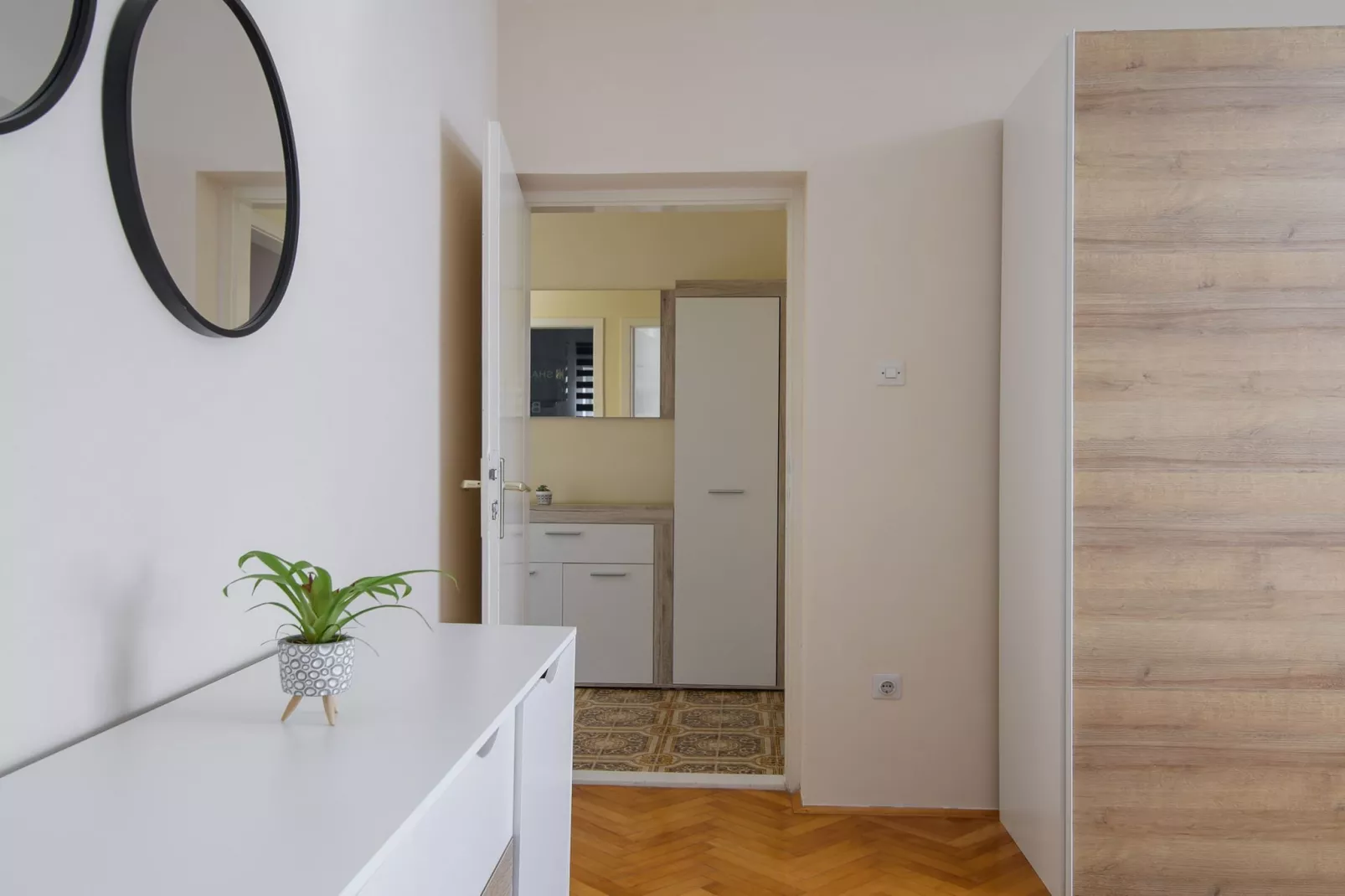 Modern Apartment Near Trogir Beach with Sea View Terrace and Lounge Area - Two Bedroom Apartment - Binnen