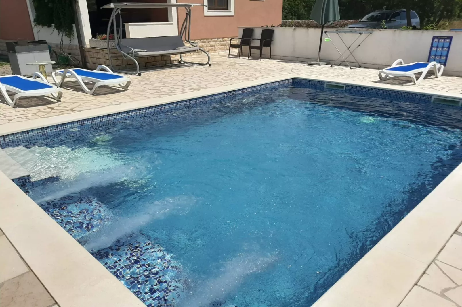 Tranquil Holiday Home with Pool, Garden, and Playground in a Peaceful Countryside Setting - Three Bedroom Holiday Home - Zwembad