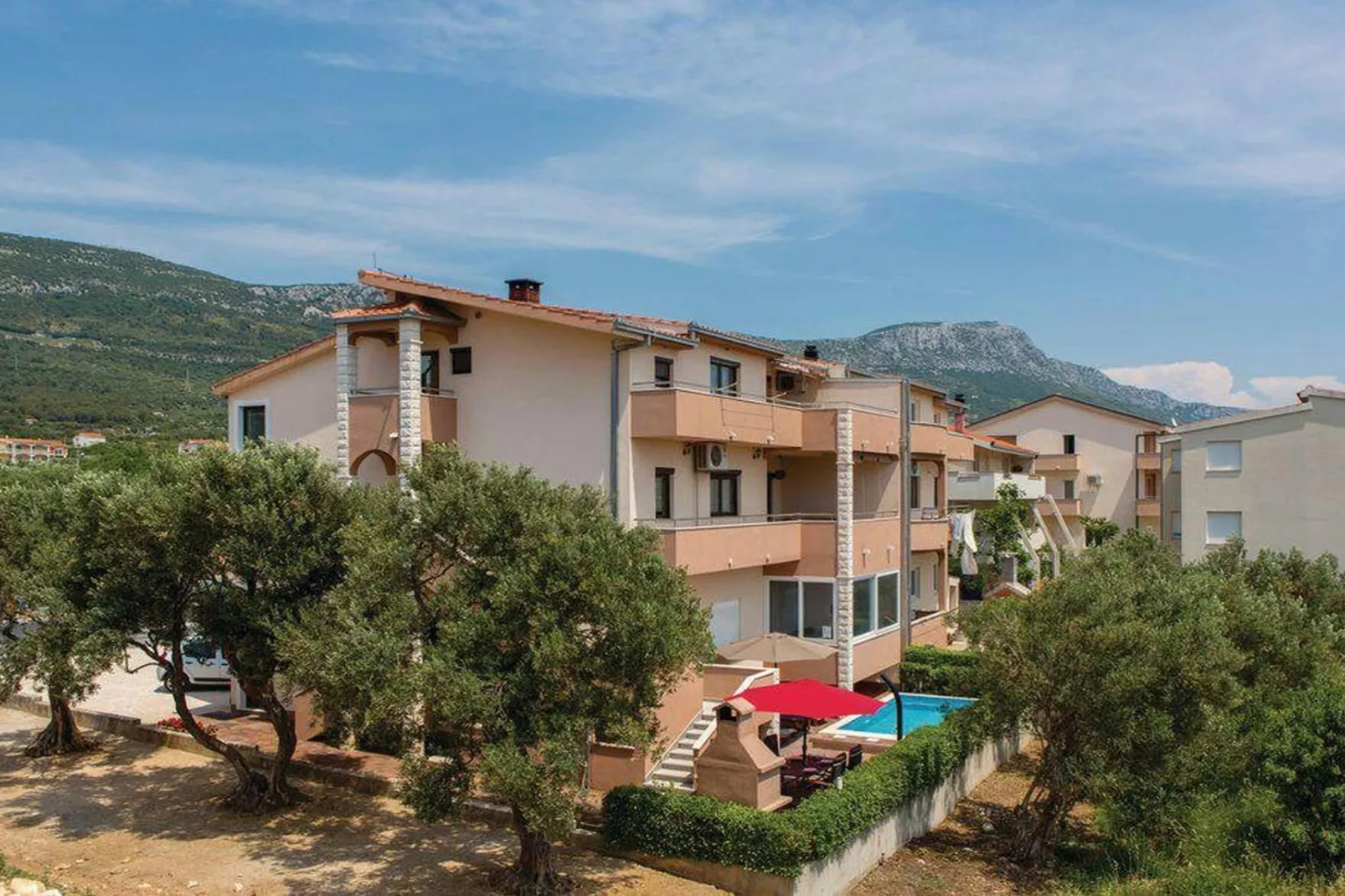 Charming Villa with Outdoor Pool, BBQ, and Sun Deck in Tranquil Kaštela Area - Five bedroom Villa - Buitenlucht