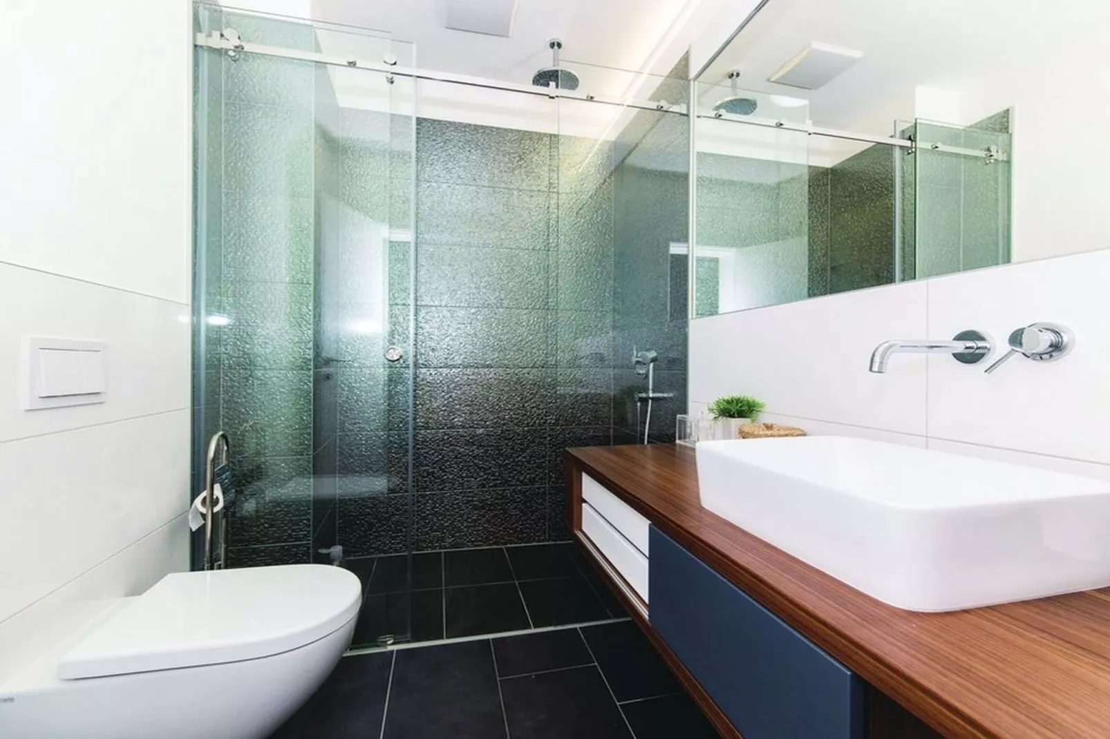 Modern Kastel Villa with Private Pool, Gym, and Large Outdoor Space - Eight Bedroom Villa - Badkamer