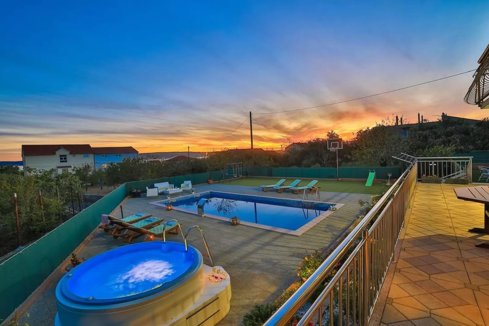Spacious Holiday Home with Pool and Hot Tub in Kastel Stari - Four Bedroom Holiday Home with Pool - Uitzicht