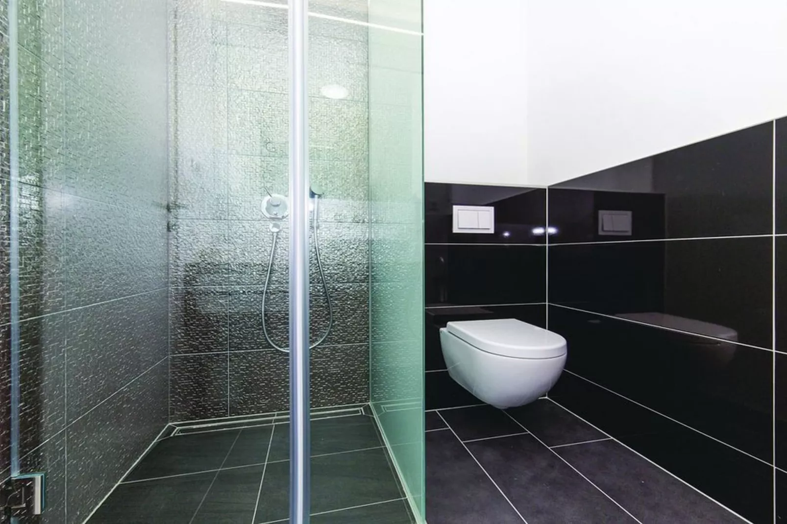 Modern Kastel Villa with Private Pool, Gym, and Large Outdoor Space - Eight Bedroom Villa - Badkamer