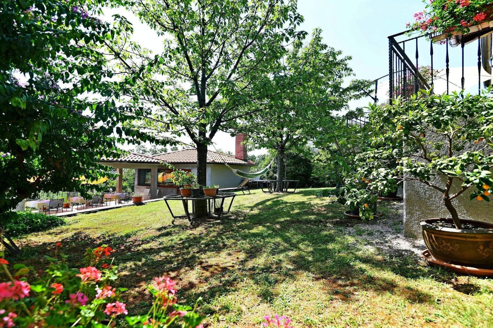 Charming Holiday Home with Terrace and Garden - One Bedroom Holiday Home - Buitenlucht