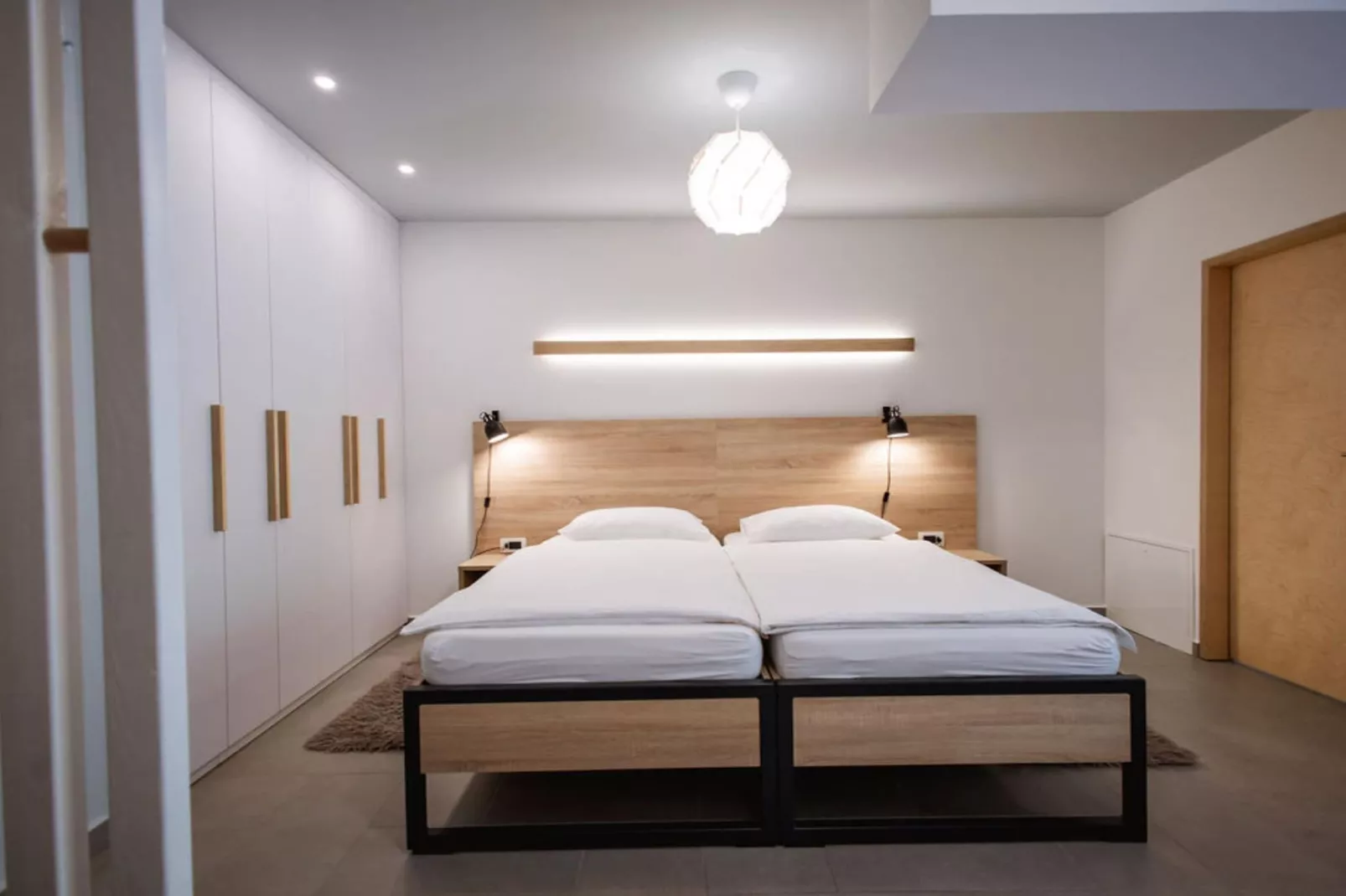 Stylish Apartments with Osijek Near Top Attractions - Standard Studio Apartment  - Maks 3 - Slaapkamer