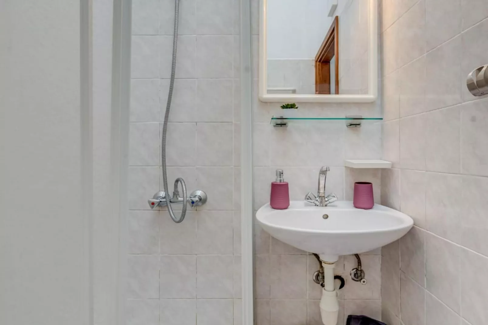 Seaside Getaway Holiday Home with Patio Slatine - Three Bedroom Holiday Home - Badkamer