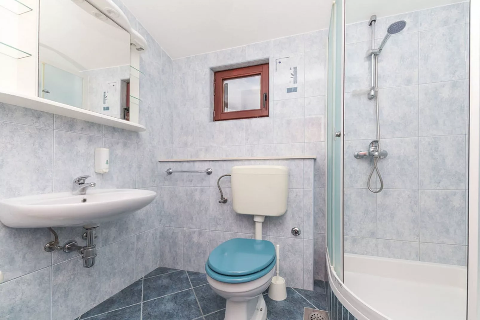 Relaxing Holiday Home with Pool, Fitness Area, and Entertainment Facilities - Six Bedroom Holiday Home - Badkamer