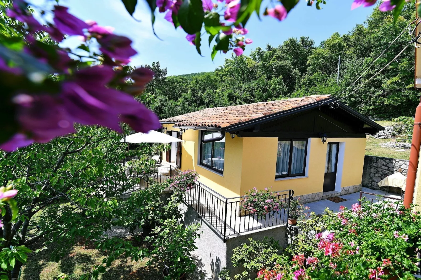 Charming Holiday Home with Terrace and Garden - One Bedroom Holiday Home - Buitenlucht
