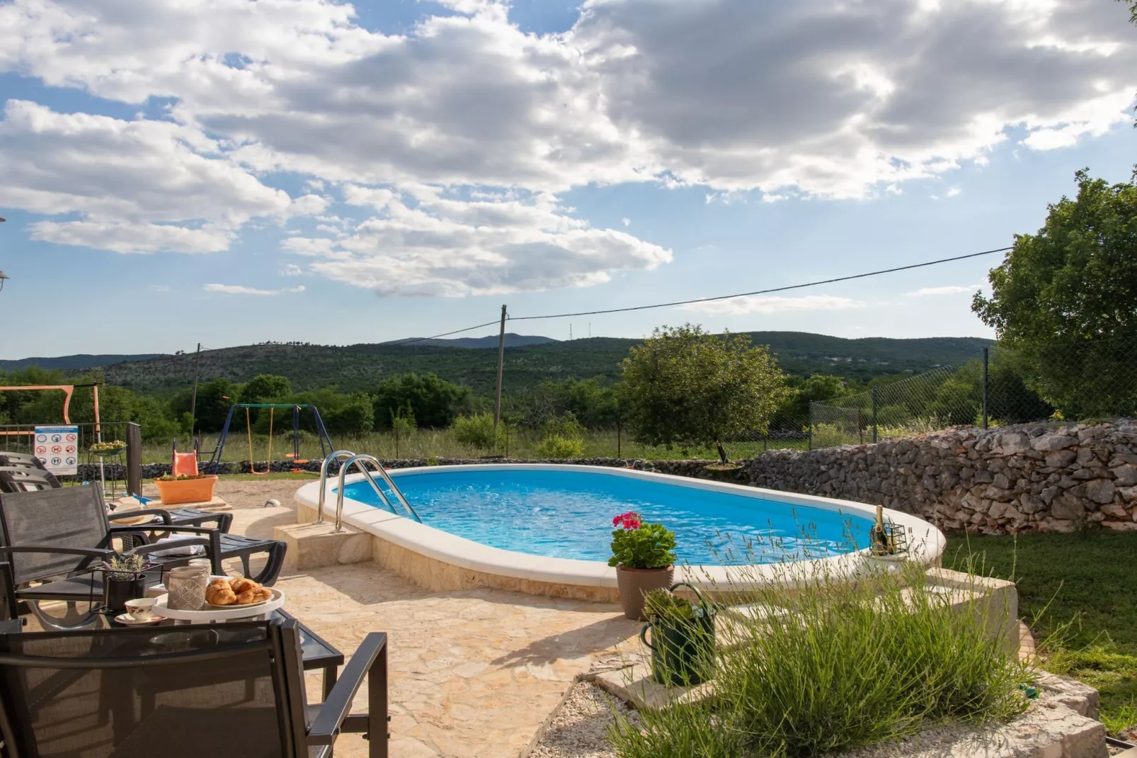 Serene Retreat Holiday Home with Pool - Two Bedroom Holiday Home with Pool - Zwembad