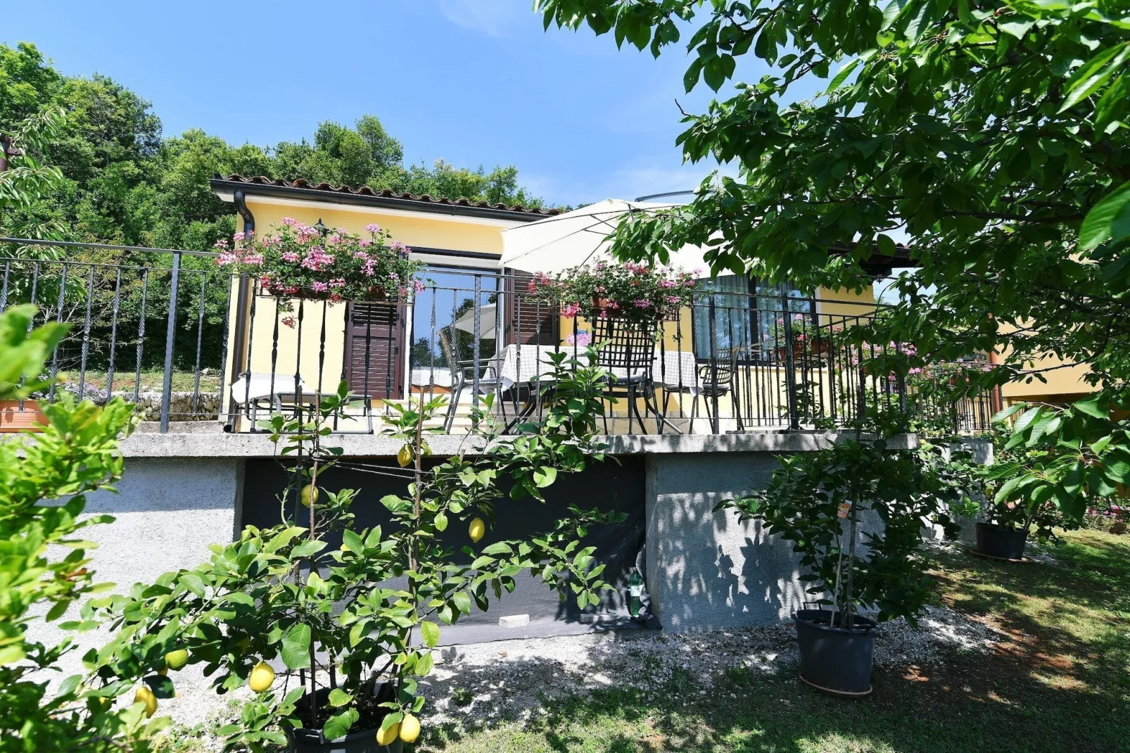 Charming Holiday Home with Terrace and Garden - One Bedroom Holiday Home - Buitenlucht