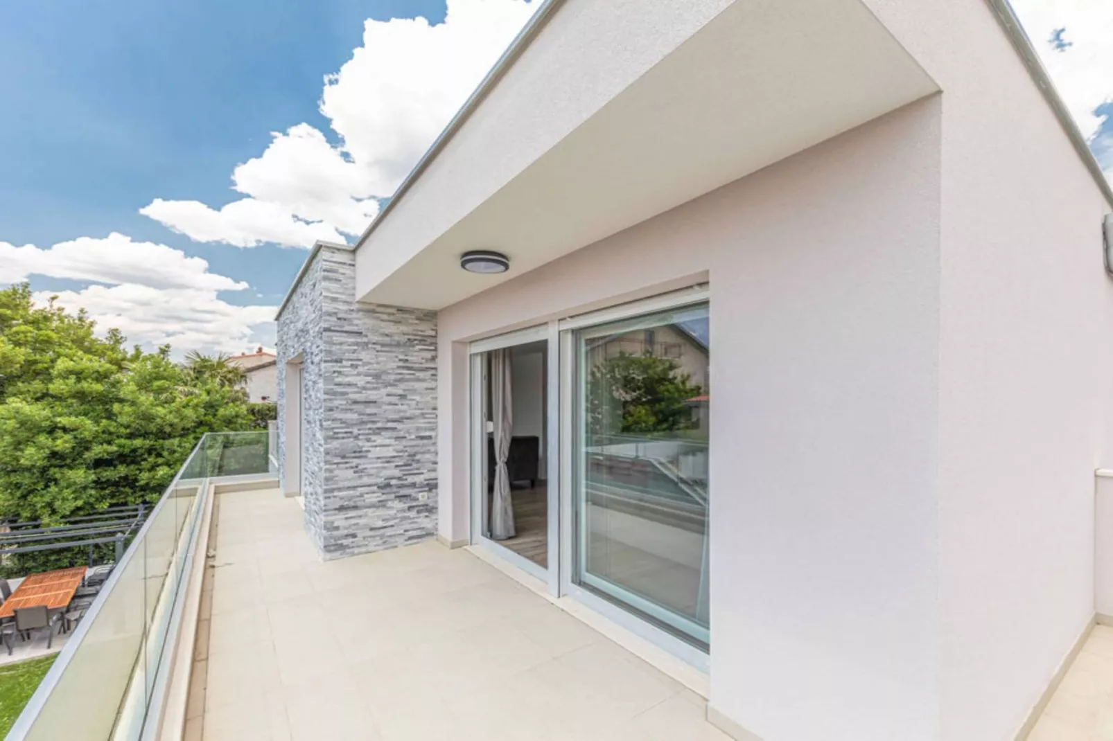 Expansive Retreat with Private Pool & BBQ, Near the Beach - Six Bedroom Villa - Terrasbalkon