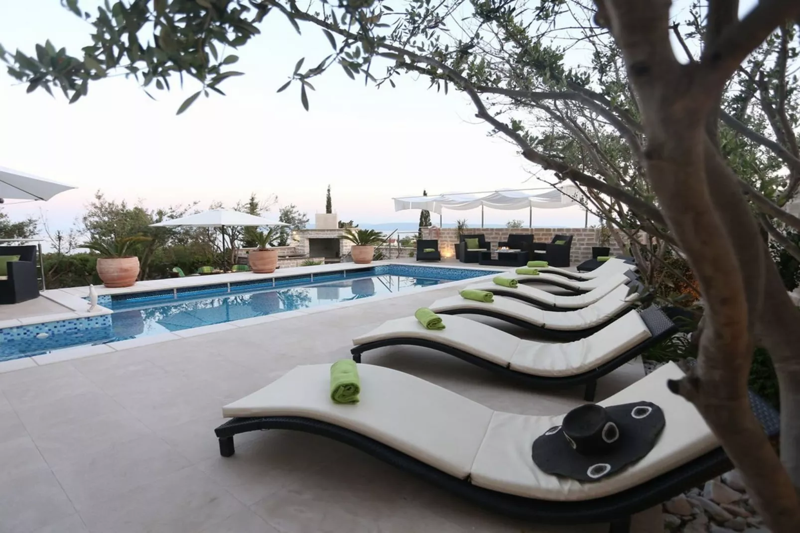 Okrug Gornji Luxurious Escape Villa with Pool - Five Bedroom Villa with Pool - Zwembad