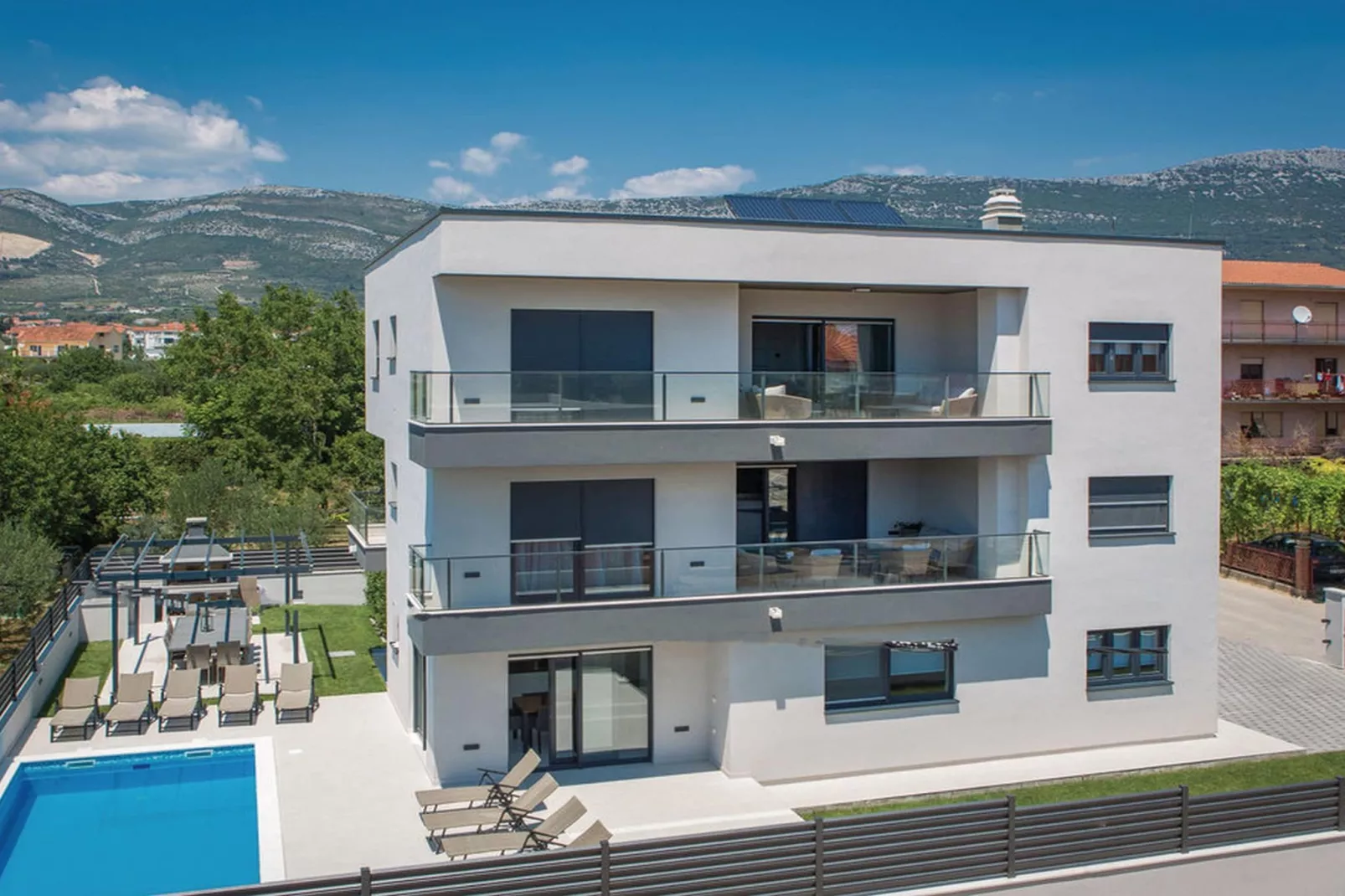 Modern Kastel Villa with Private Pool, Gym, and Large Outdoor Space - Eight Bedroom Villa - Buitenlucht