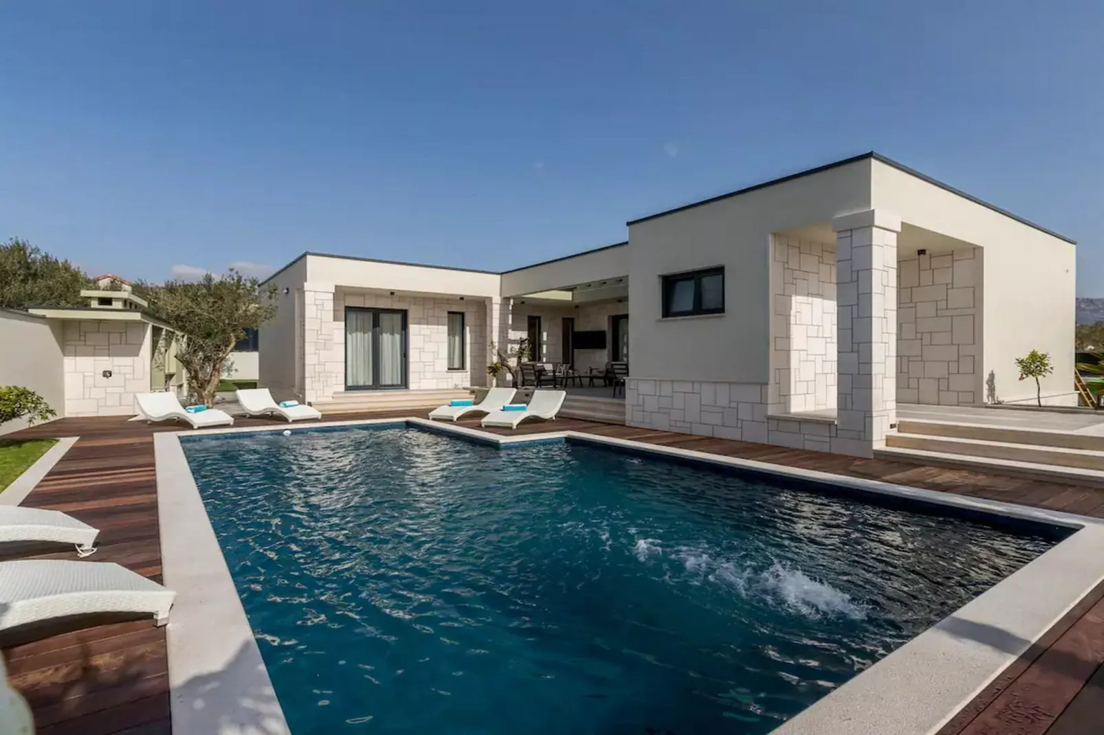 Sophisticated Oasis Residence Villa with Pool - Three Bedroom Villa with Pool - Zwembad