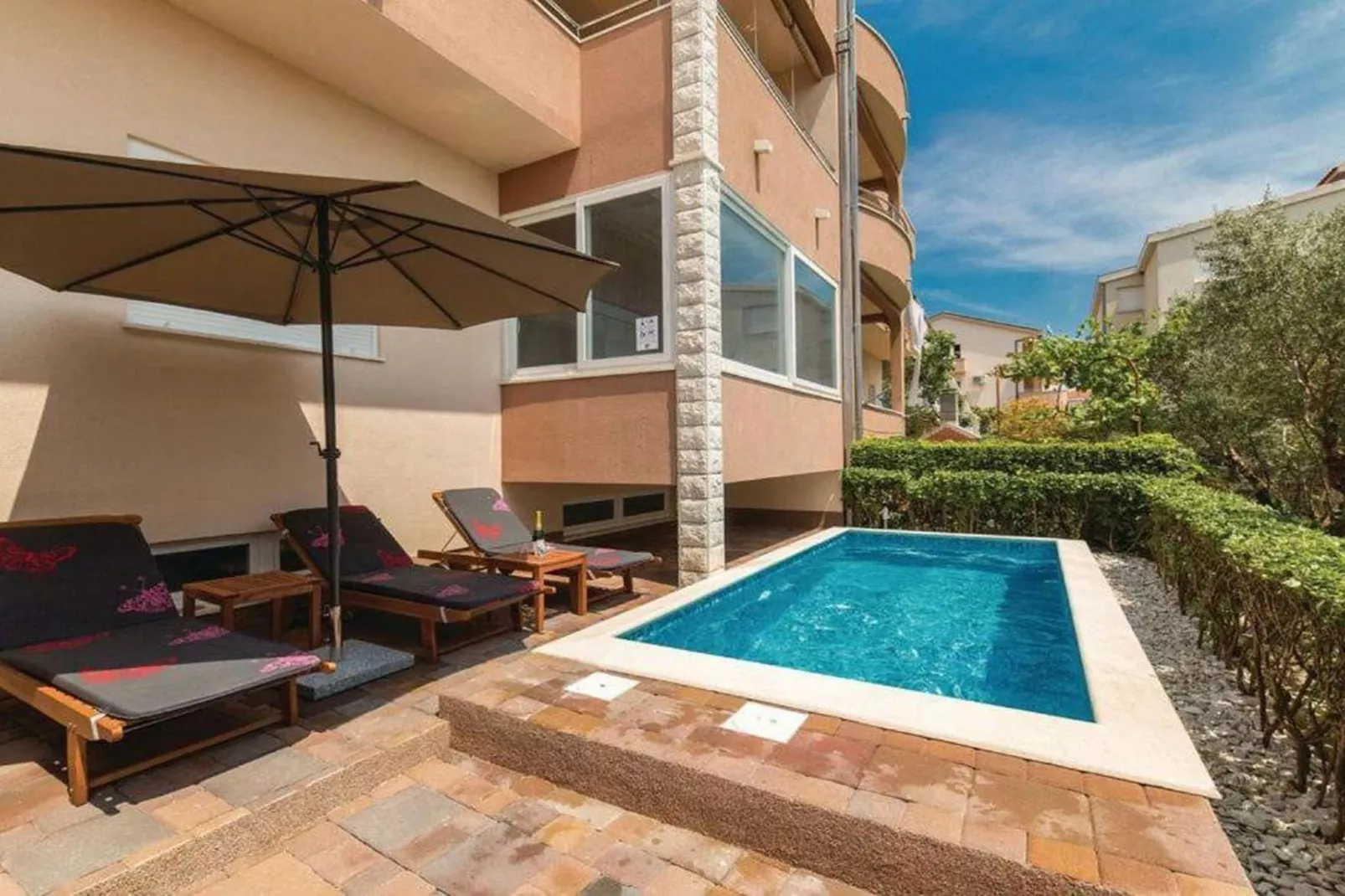 Charming Villa with Outdoor Pool, BBQ, and Sun Deck in Tranquil Kaštela Area - Five bedroom Villa - Zwembad