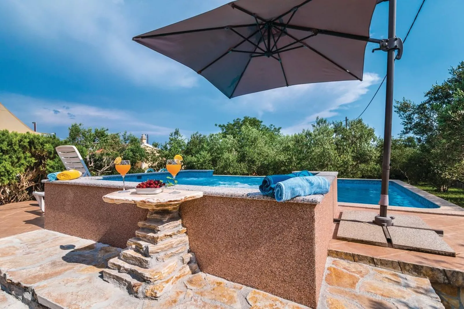 Picturesque Escape Holiday Home with Pool and Sauna - Four Bedroom Holiday Home with Sauna and Pool - Zwembad