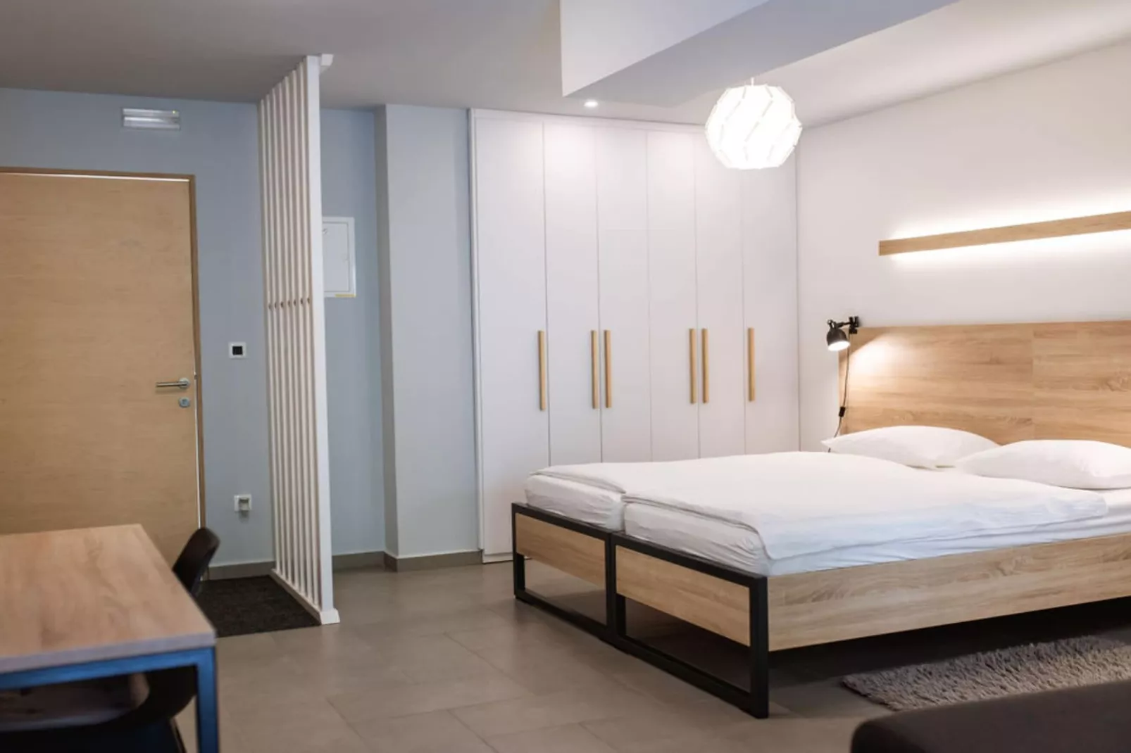 Stylish Apartments with Osijek Near Top Attractions - Standard Studio Apartment  - Maks 3 - Slaapkamer