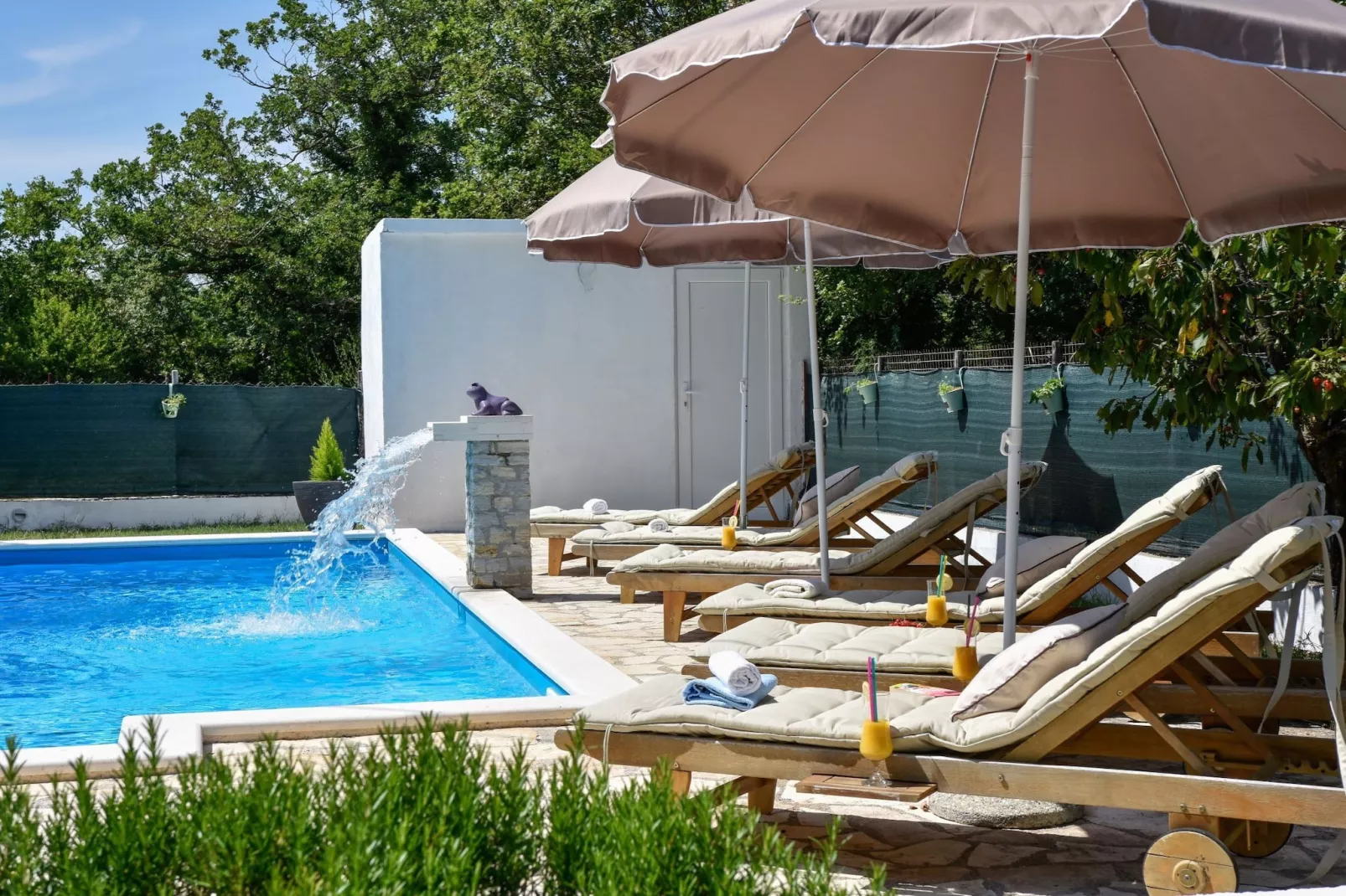 Spacious Prgomet Retreat with Private Pool, Fitness Centre, and Garden - Three Bedroom Villa - Zwembad