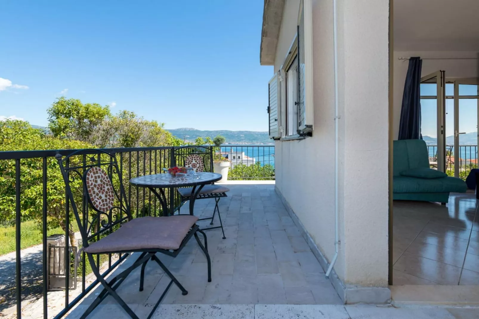 Seaside Getaway Holiday Home with Patio Slatine - Three Bedroom Holiday Home - Terrasbalkon