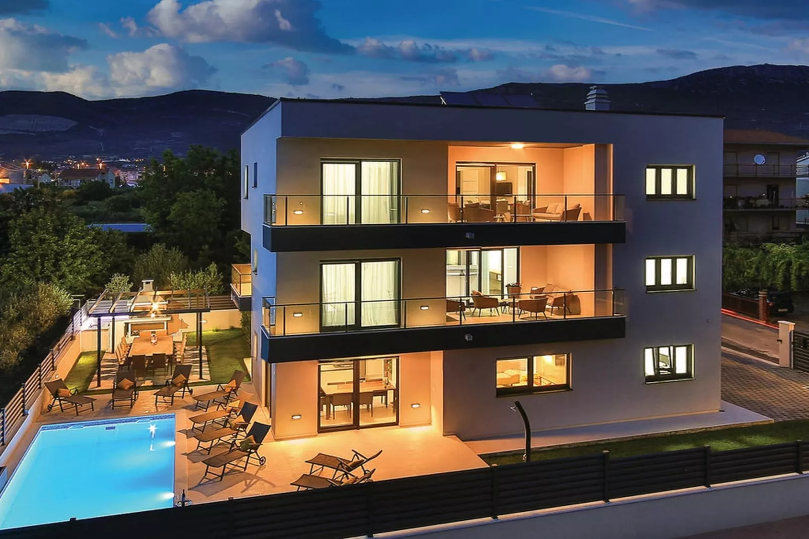 Modern Kastel Villa with Private Pool, Gym, and Large Outdoor Space - Eight Bedroom Villa - Buitenlucht