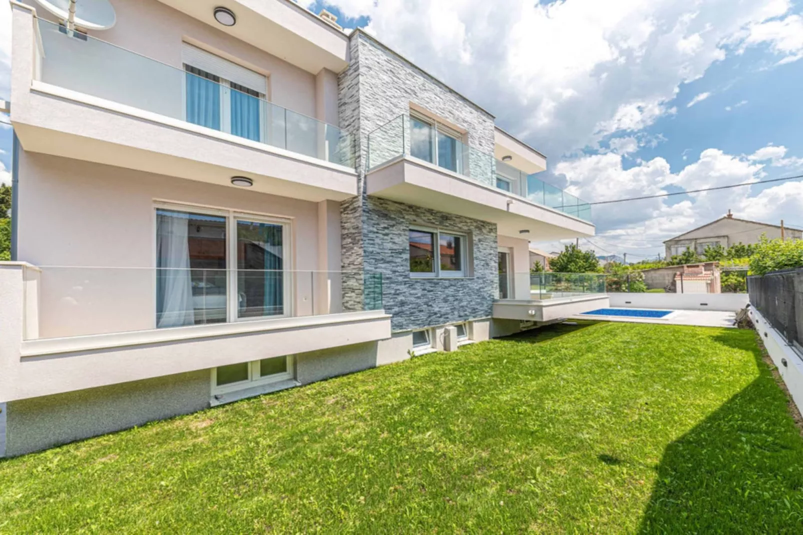 Expansive Retreat with Private Pool & BBQ, Near the Beach - Six Bedroom Villa - Buitenlucht