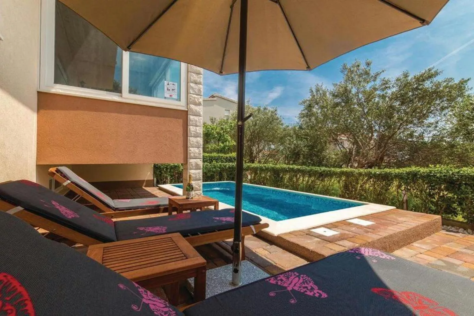 Charming Villa with Outdoor Pool, BBQ, and Sun Deck in Tranquil Kaštela Area - Five bedroom Villa - Zwembad